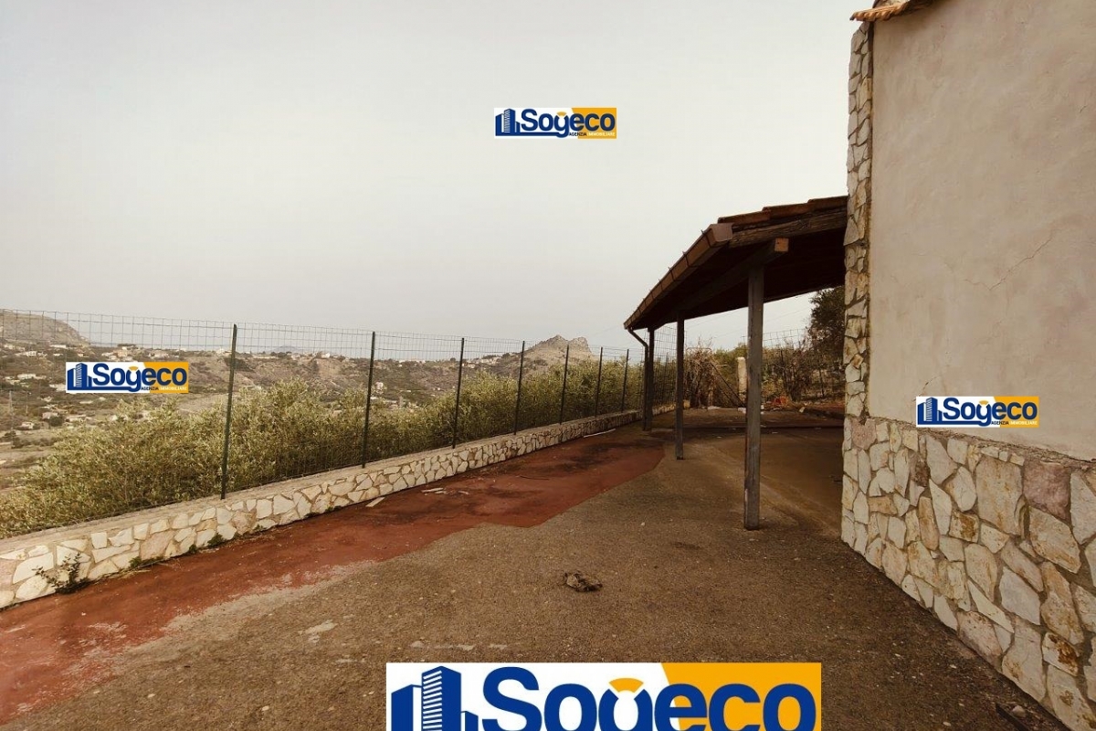 Bagheria (PA) contrada Feudotto-Amalfitano in vendita villetta unifamiliare da ristrutturare con ampio giardino di pertinenza.