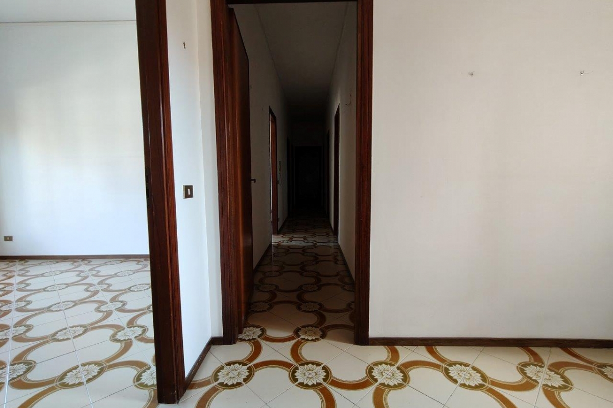 Bagheria (PA) via Leoncavallo in vendita quattro vani cucina doppi servizi balconi e posto auto scoperto