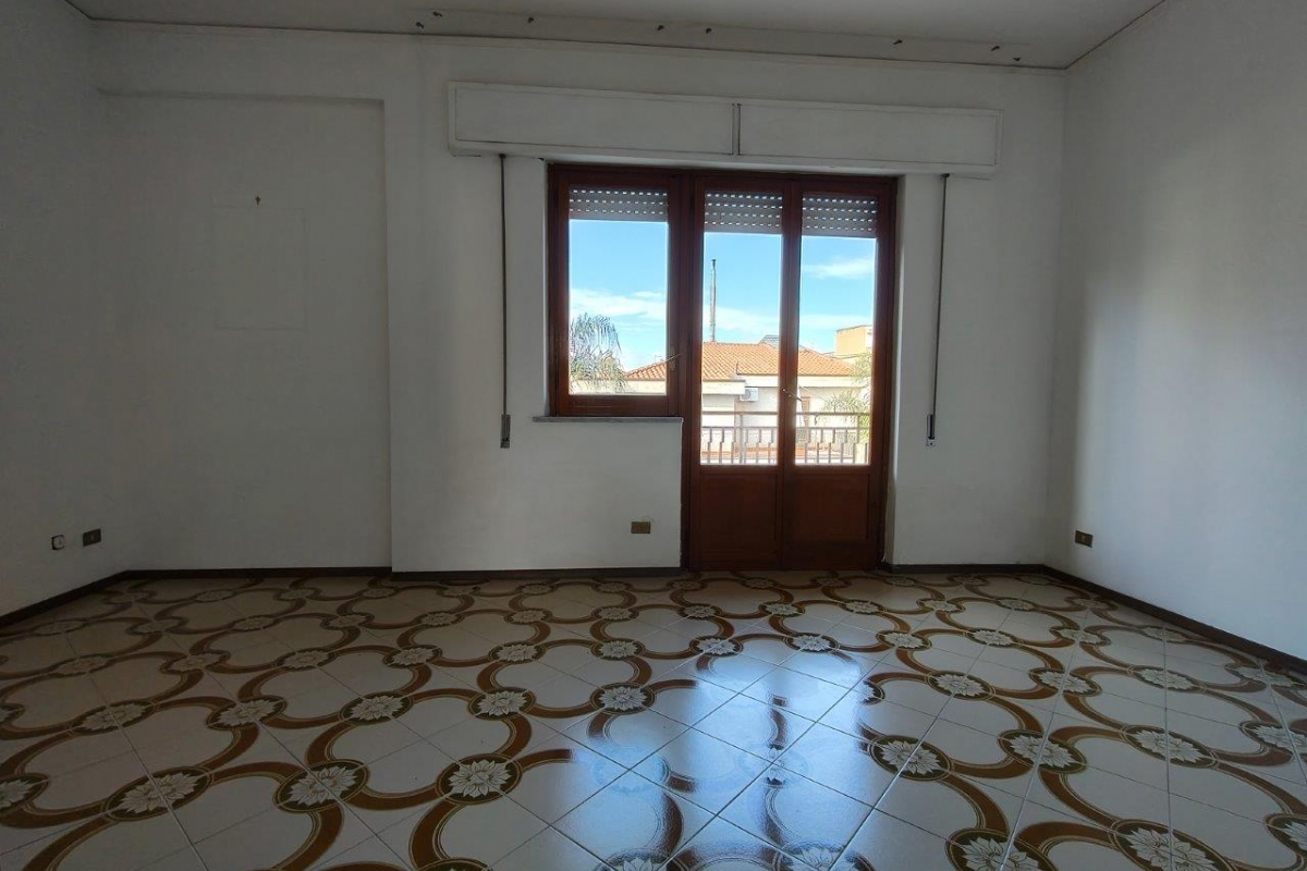 Bagheria (PA) via Leoncavallo in vendita quattro vani cucina doppi servizi balconi e posto auto scoperto