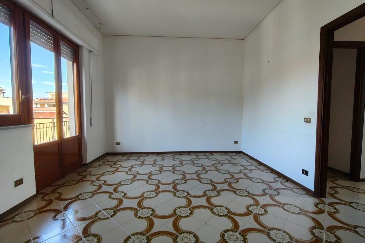 Bagheria (PA) via Leoncavallo in vendita quattro vani cucina doppi servizi balconi e posto auto scoperto