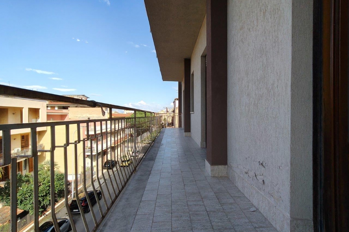 Bagheria (PA) via Leoncavallo in vendita quattro vani cucina doppi servizi balconi e posto auto scoperto