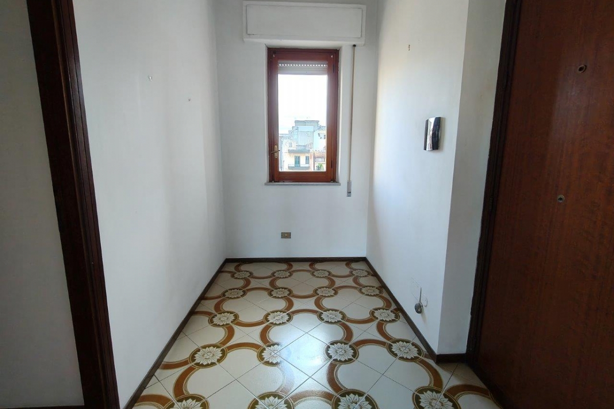 Bagheria (PA) via Leoncavallo in vendita quattro vani cucina doppi servizi balconi e posto auto scoperto