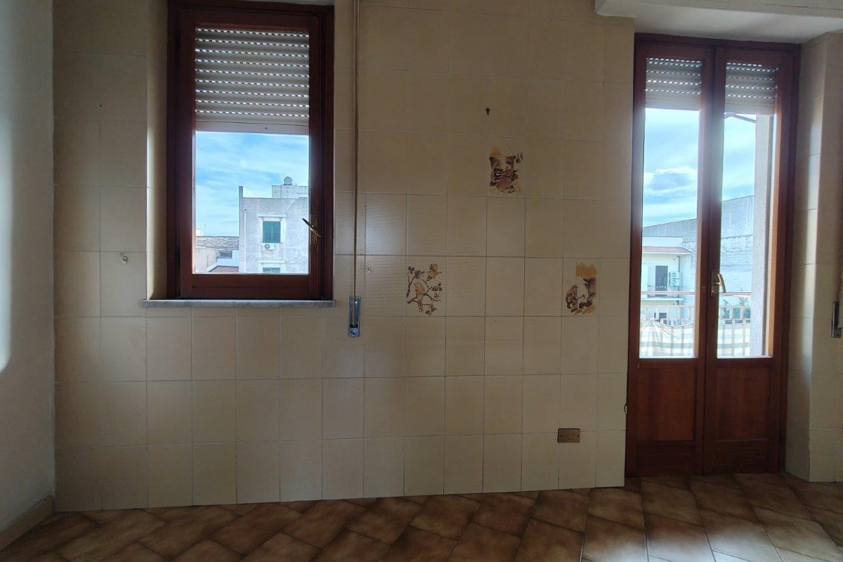 Bagheria (PA) via Leoncavallo in vendita quattro vani cucina doppi servizi balconi e posto auto scoperto