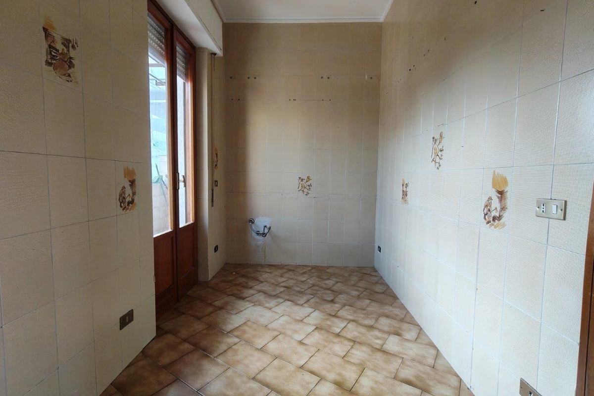 Bagheria (PA) via Leoncavallo in vendita quattro vani cucina doppi servizi balconi e posto auto scoperto