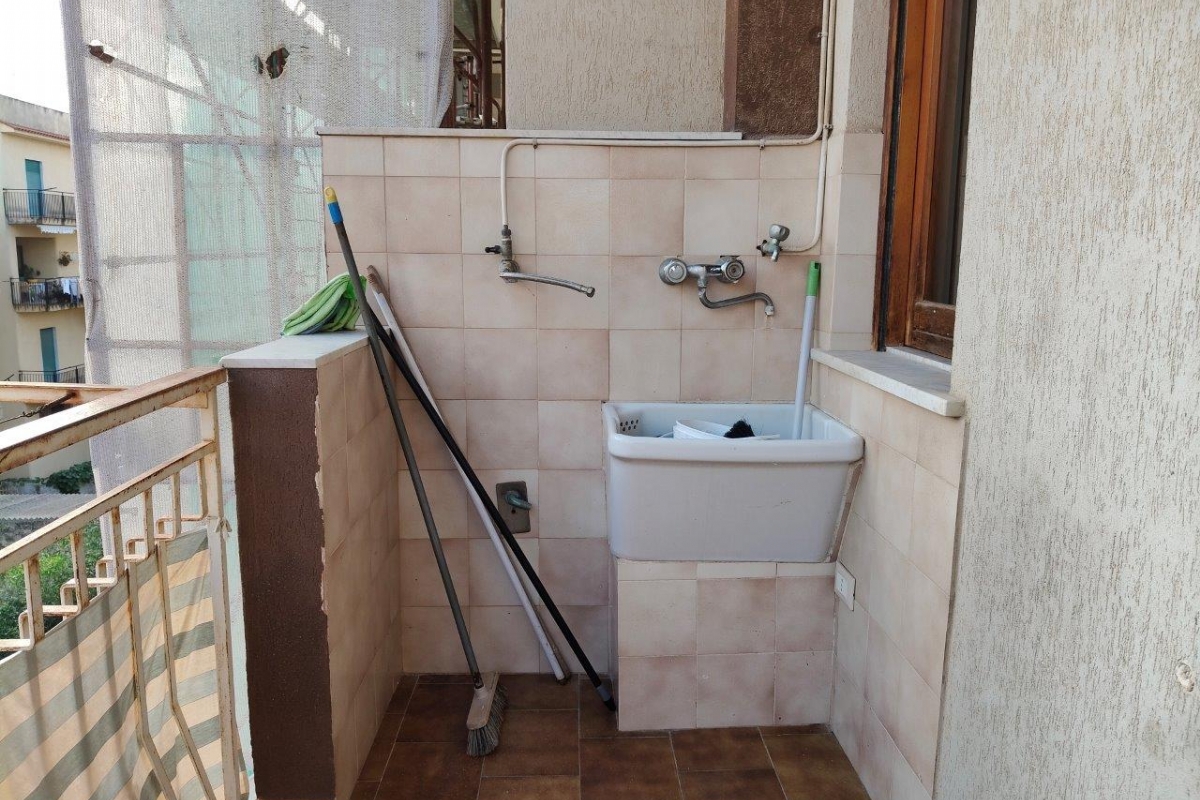 Bagheria (PA) via Leoncavallo in vendita quattro vani cucina doppi servizi balconi e posto auto scoperto