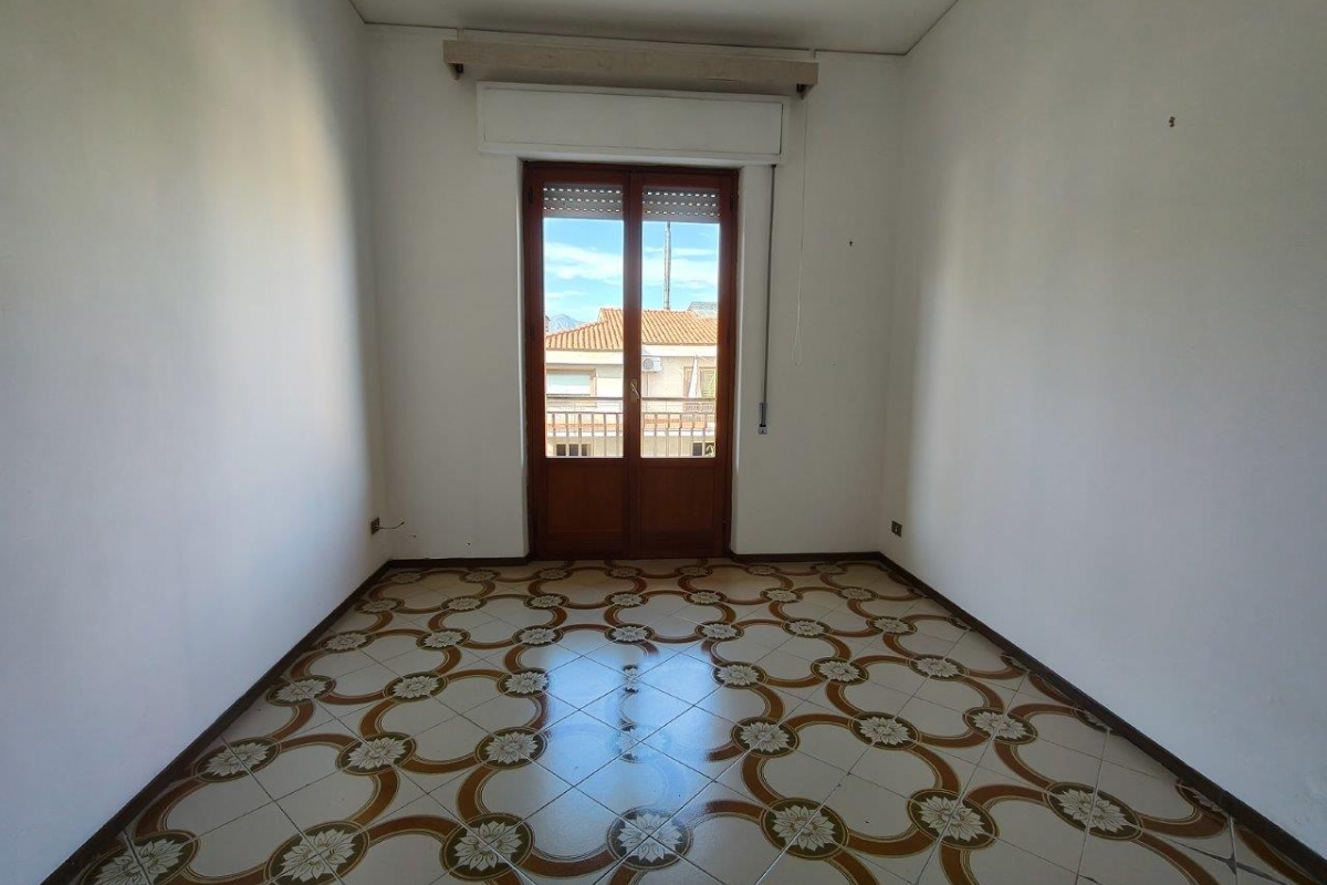 Bagheria (PA) via Leoncavallo in vendita quattro vani cucina doppi servizi balconi e posto auto scoperto