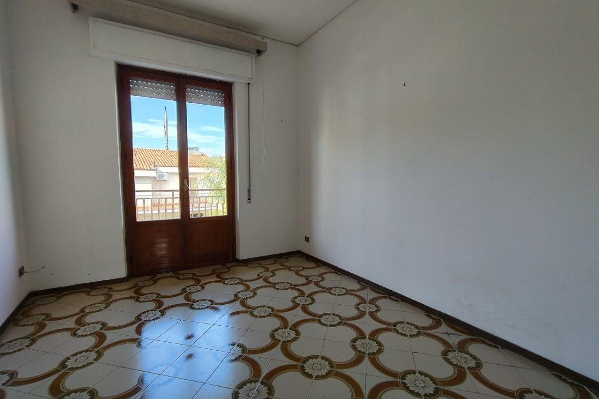 Bagheria (PA) via Leoncavallo in vendita quattro vani cucina doppi servizi balconi e posto auto scoperto