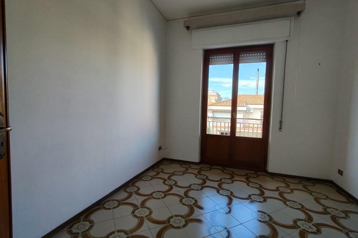 Bagheria (PA) via Leoncavallo in vendita quattro vani cucina doppi servizi balconi e posto auto scoperto