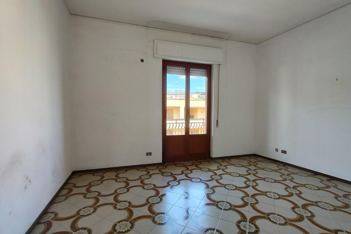 Bagheria (PA) via Leoncavallo in vendita quattro vani cucina doppi servizi balconi e posto auto scoperto