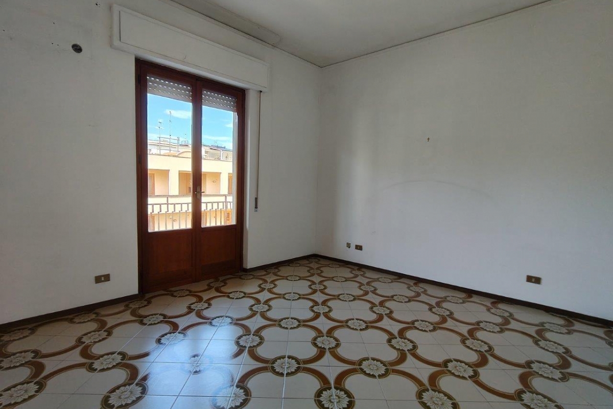 Bagheria (PA) via Leoncavallo in vendita quattro vani cucina doppi servizi balconi e posto auto scoperto