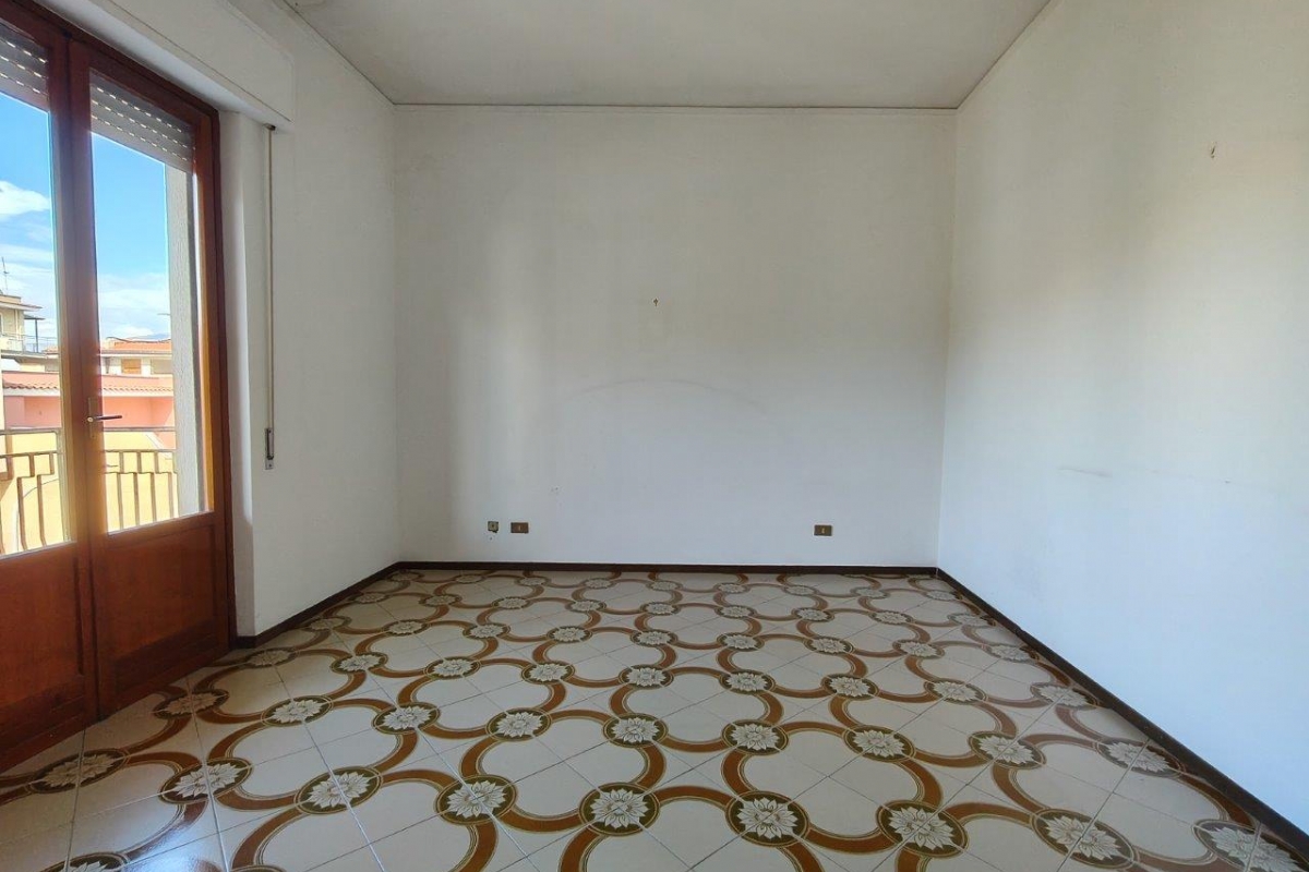 Bagheria (PA) via Leoncavallo in vendita quattro vani cucina doppi servizi balconi e posto auto scoperto