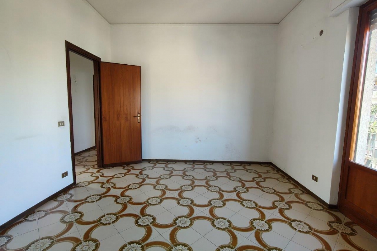 Bagheria (PA) via Leoncavallo in vendita quattro vani cucina doppi servizi balconi e posto auto scoperto