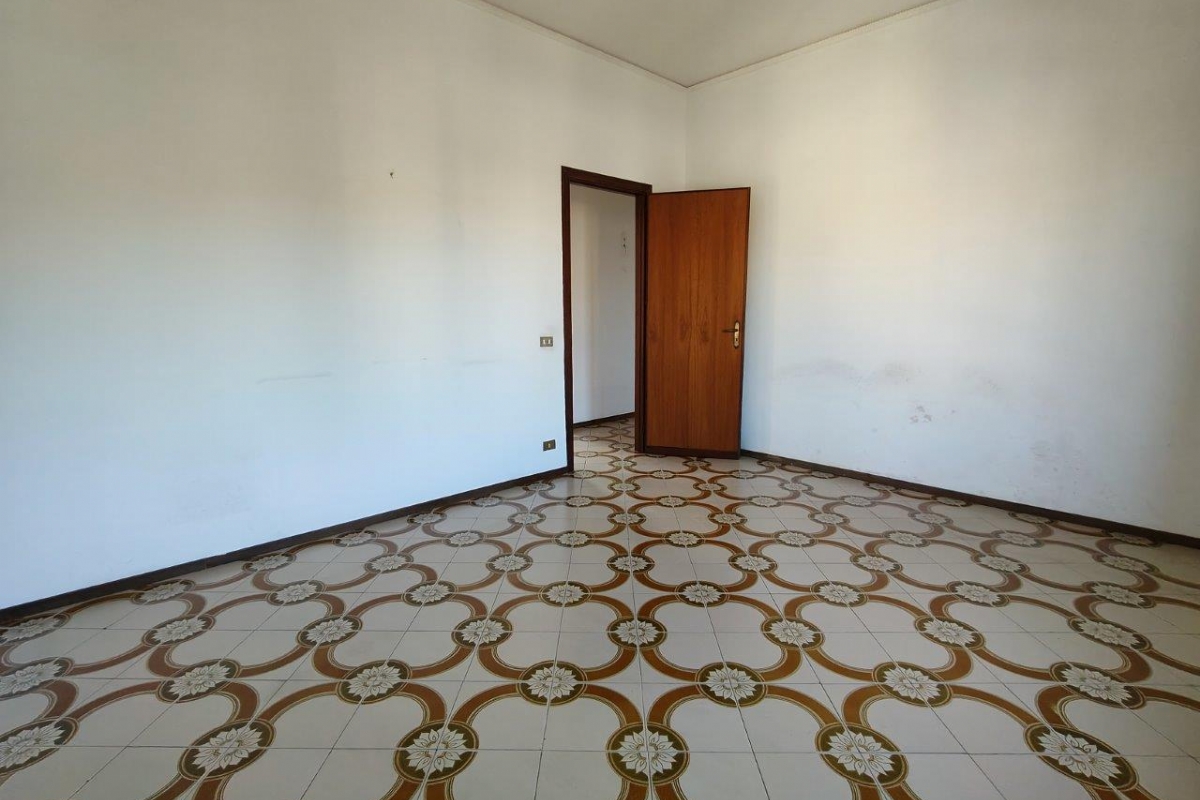 Bagheria (PA) via Leoncavallo in vendita quattro vani cucina doppi servizi balconi e posto auto scoperto
