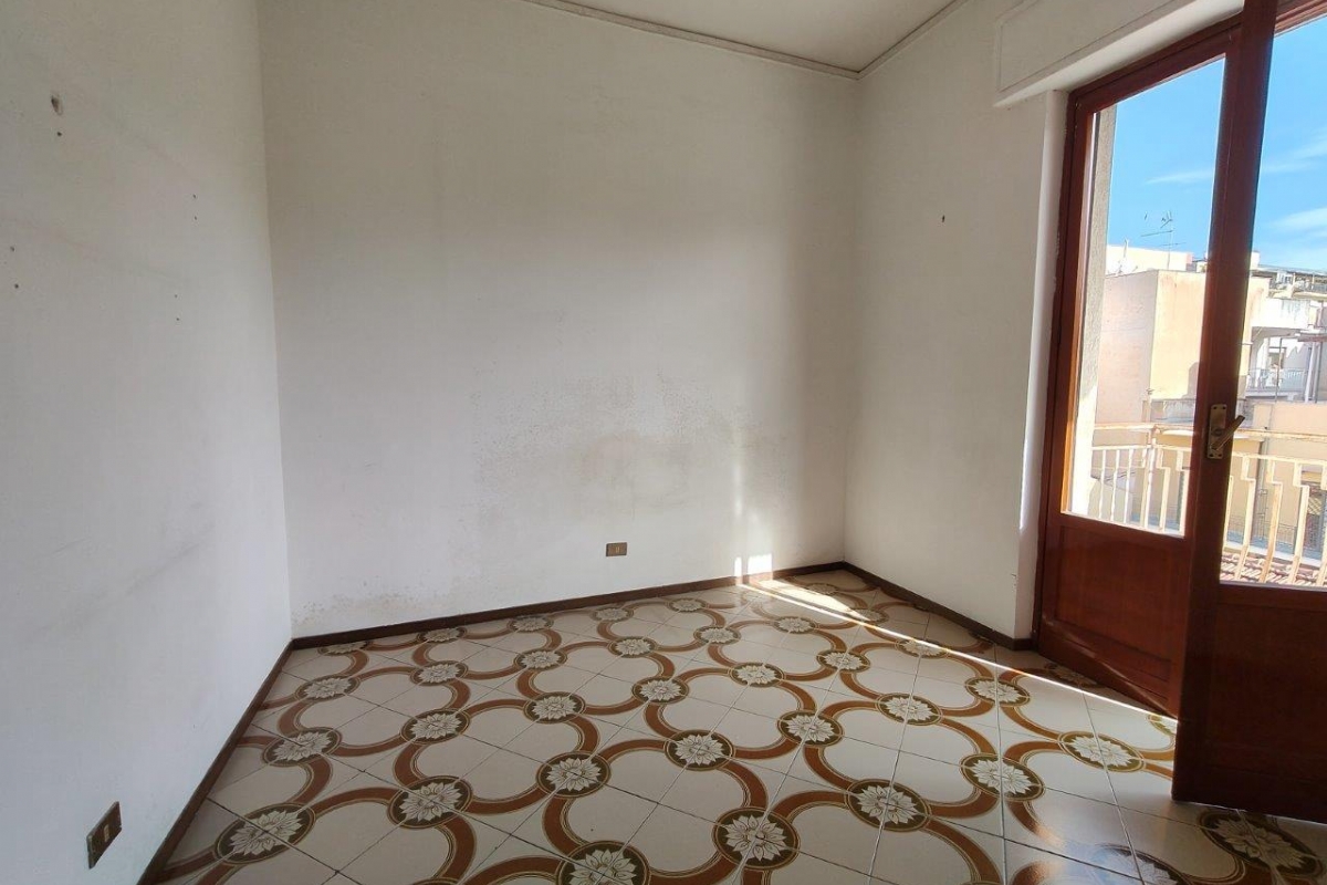 Bagheria (PA) via Leoncavallo in vendita quattro vani cucina doppi servizi balconi e posto auto scoperto