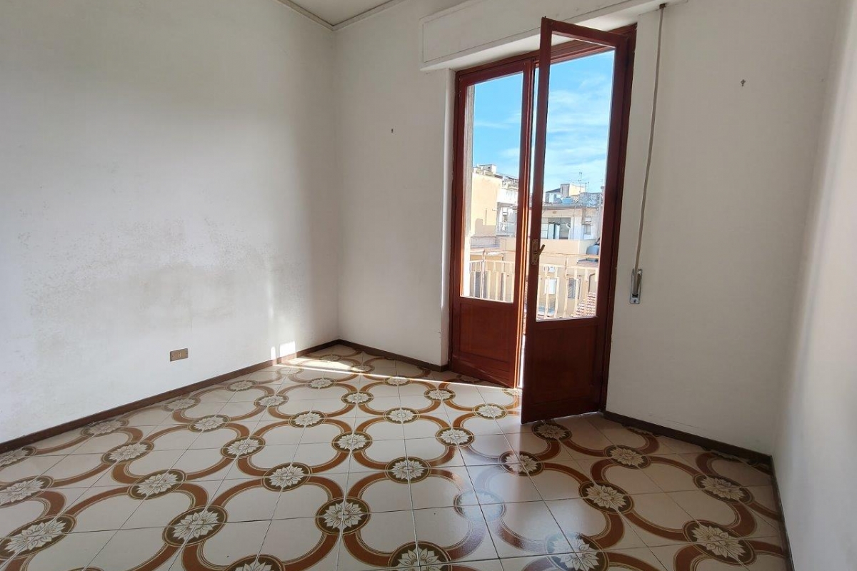 Bagheria (PA) via Leoncavallo in vendita quattro vani cucina doppi servizi balconi e posto auto scoperto
