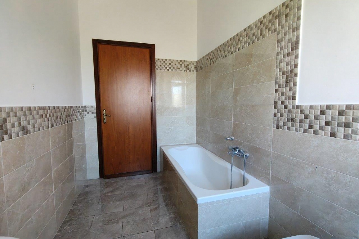 Bagheria (PA) via Leoncavallo in vendita quattro vani cucina doppi servizi balconi e posto auto scoperto