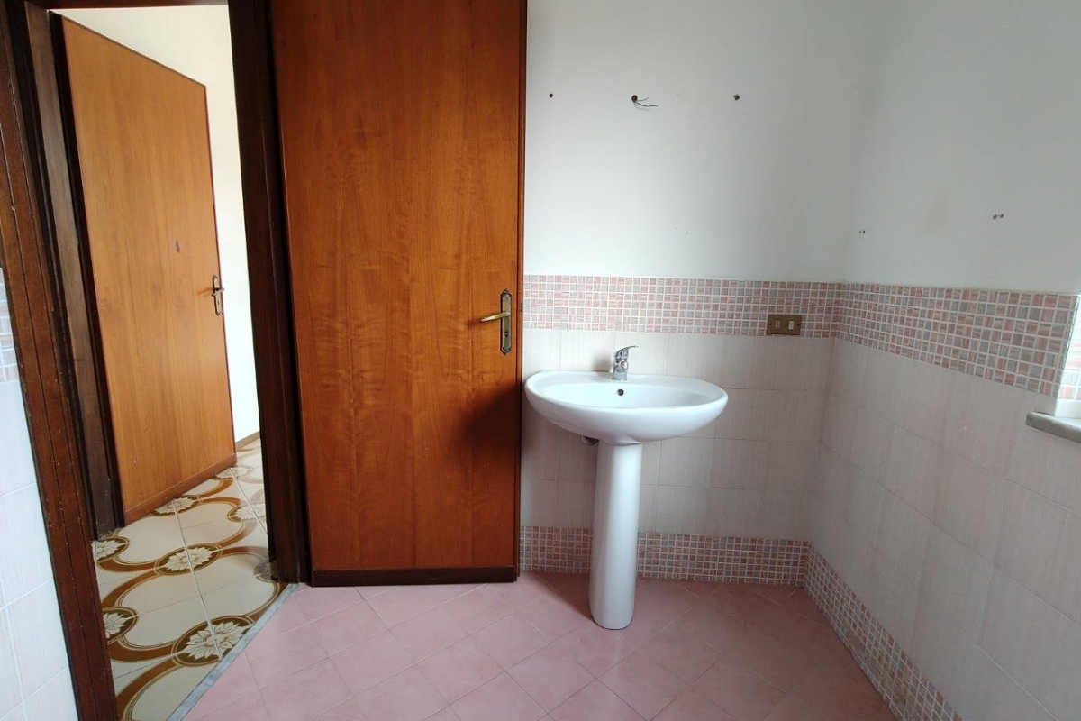 Bagheria (PA) via Leoncavallo in vendita quattro vani cucina doppi servizi balconi e posto auto scoperto